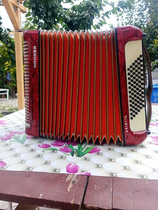 Vând acordeon HOHNER cu toc.