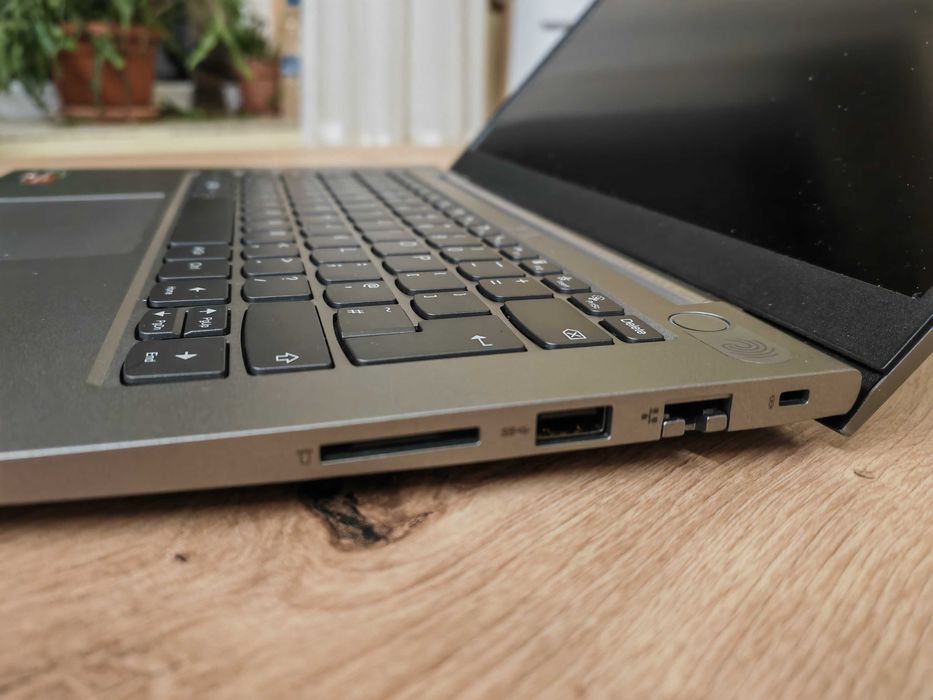 Лаптоп Lenovo ThinkBook 14 с 6-ядрен Ryzen 5 5500U 14" FHD, 256/8 GB