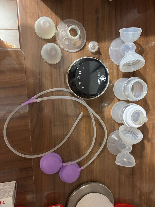 Vând pompa de sân cu accesorii