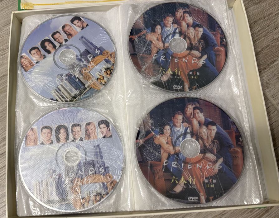59 DVD-uri cu serialul Friends