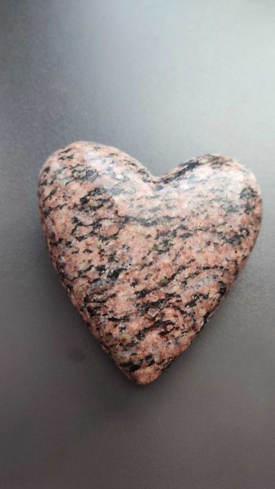 Inima din granit rosu