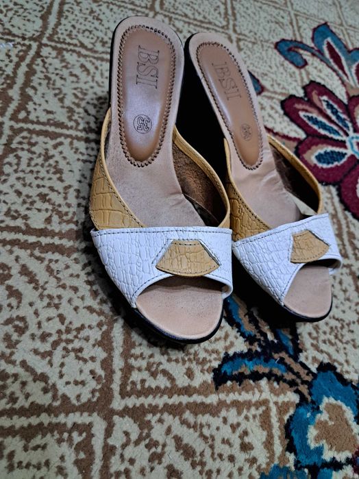 Ayollar oyoq kiyimi hohlovchilar uchun yangi