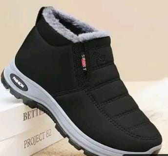 Все  новое ,кроссовки, зимоступы, шапки, кепки отдам по своей цене, за