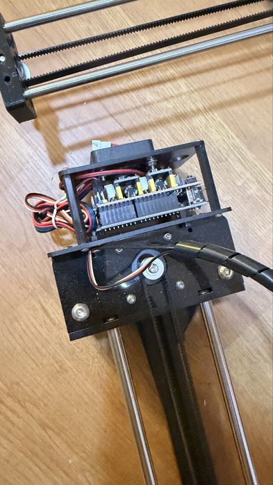 Robot de desenat si scris DrawBot