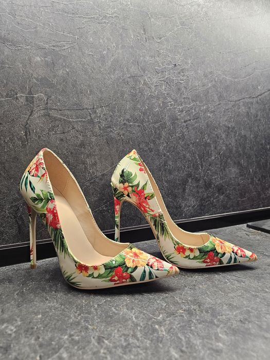 Дамски обувки с висок ток