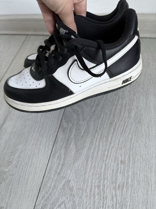 Adidasi tenisi Nike Air Force 1 Low