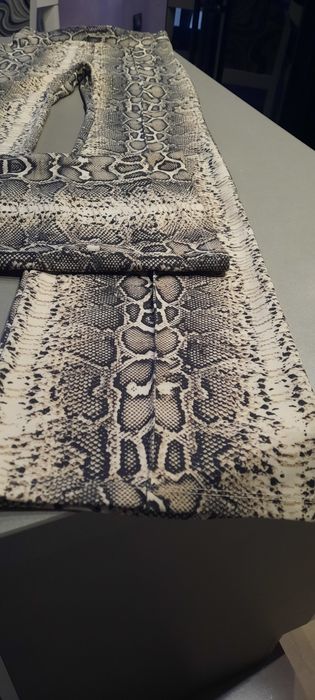 Еластичен панталон Bershka със змийски принт