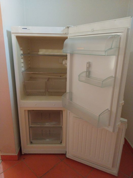 De VÂNZARE combina frigorifică model mai mic un pic decât cea clasica.