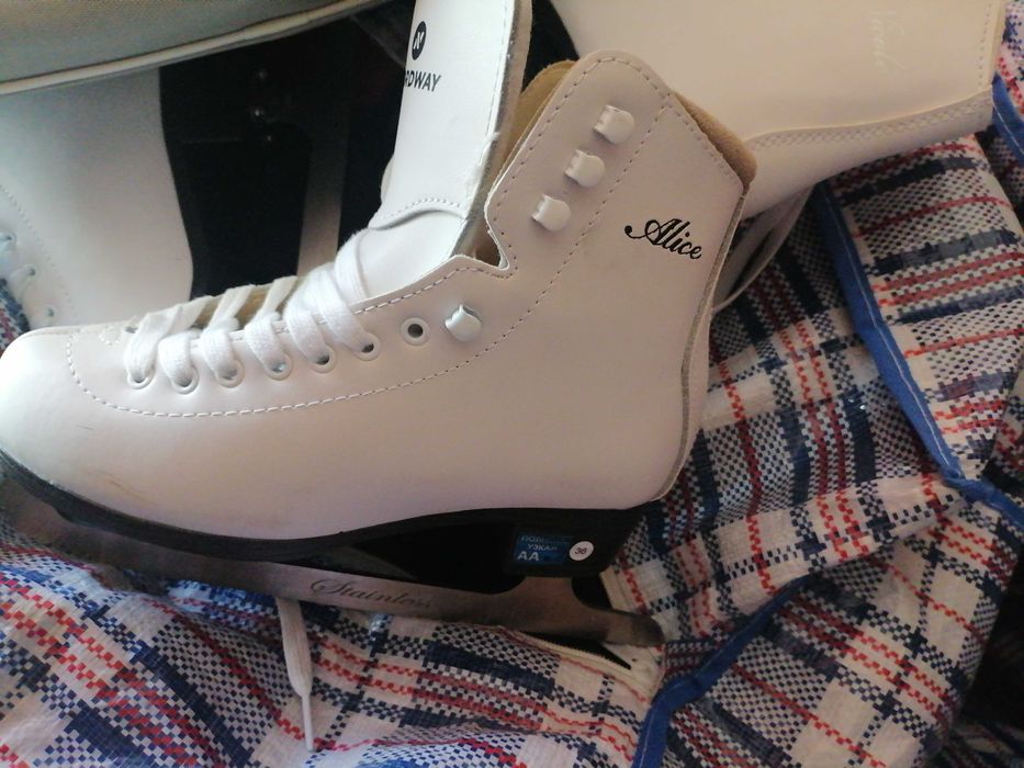Продам коньки Vita новые 4 пары