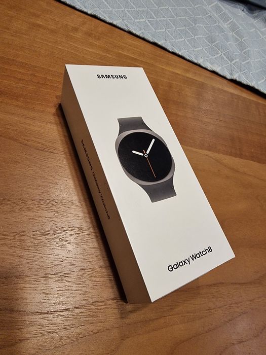 Чисто нов смарт часовник Samsung Galaxy Watch8 40mm с кутия
