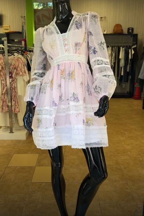 Ефирна рокля с флорален мотив