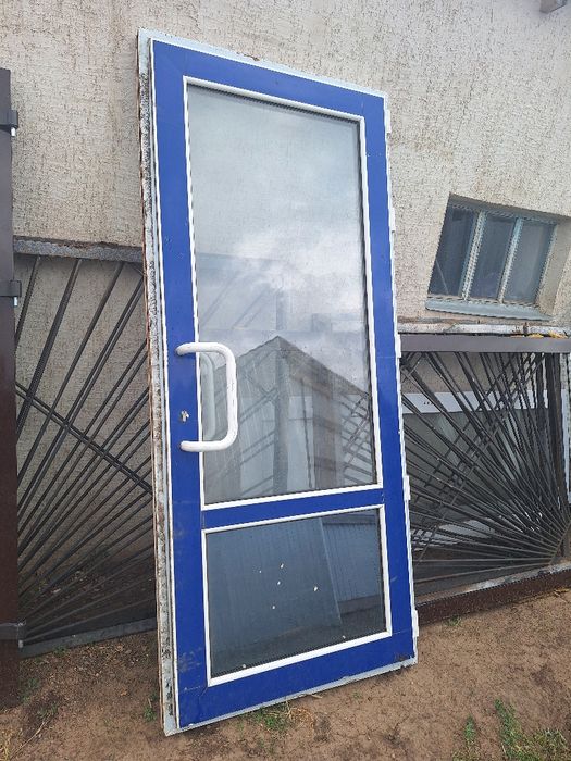 Продам пластиковую дверь