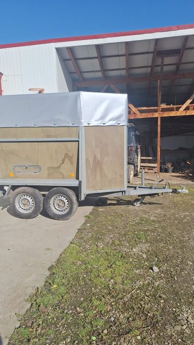 Vând remorcă pentru animale