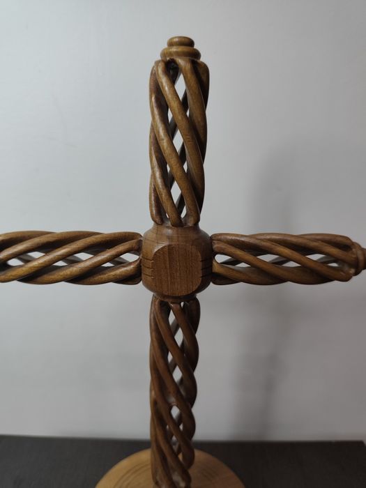 Дървен декоративен кръст с ръчна резба