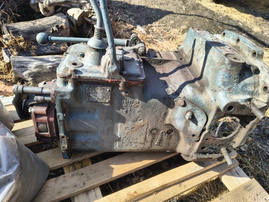 Vând cutie de viteze cu 3 reductoare pentru tractor fiat cu motor ARO.