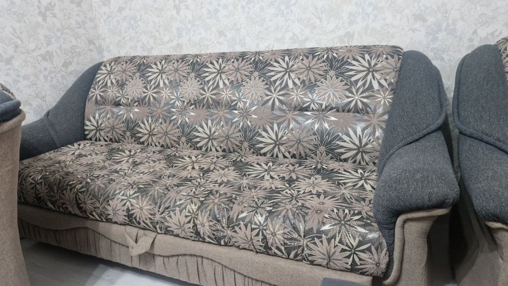 Продам диван с двумя креслами срочно
