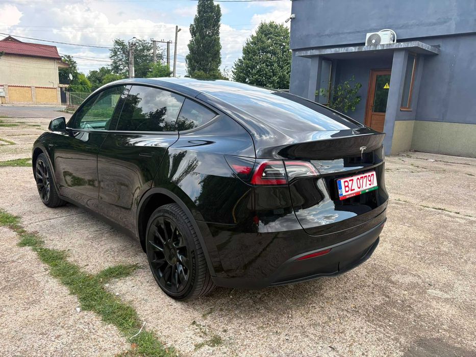 TESLA Model Y 2024 — imagine 3