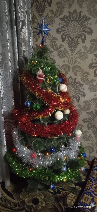 Yangi yil archasi, oʻyinchoqlari bilan