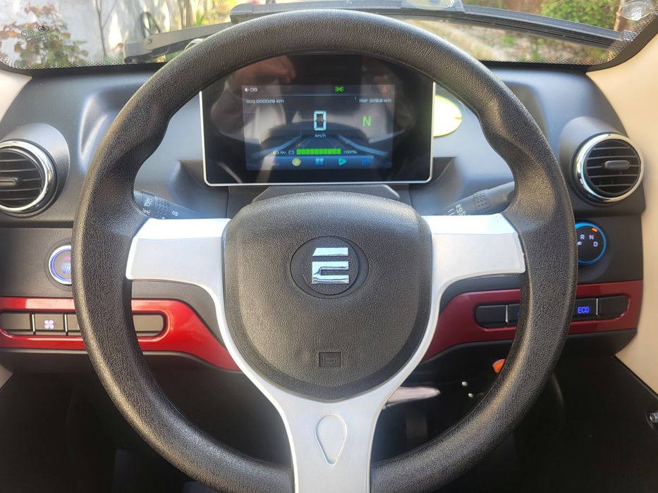Mașină electrică. Nu necesită permis! 
- Se încarcă la priză normală (220V)
- Dimensiuni compacte – perfectă pentru t