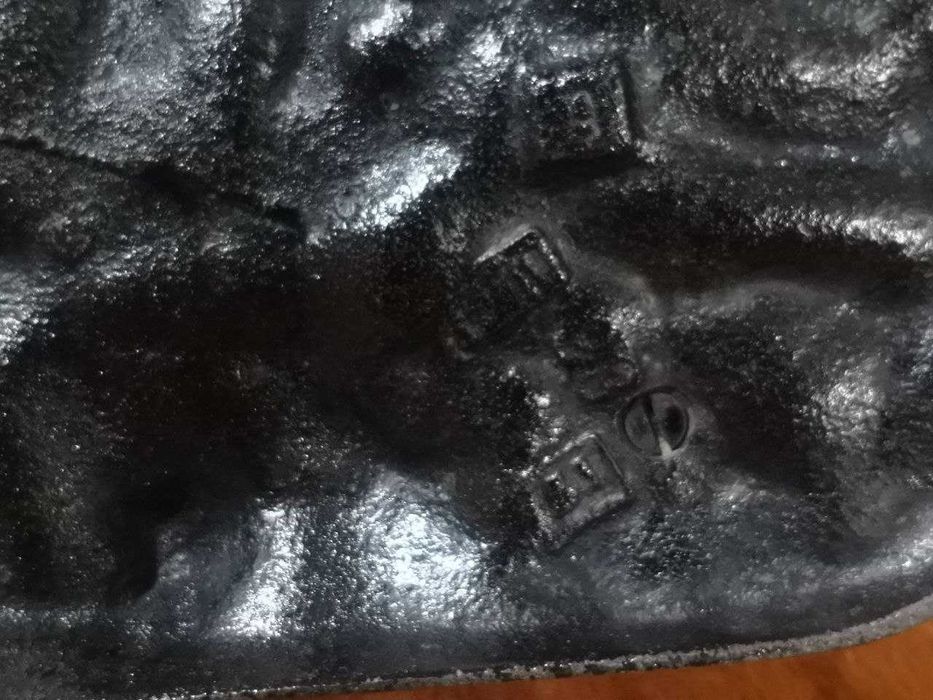 Чугунная статуэтка Собака .