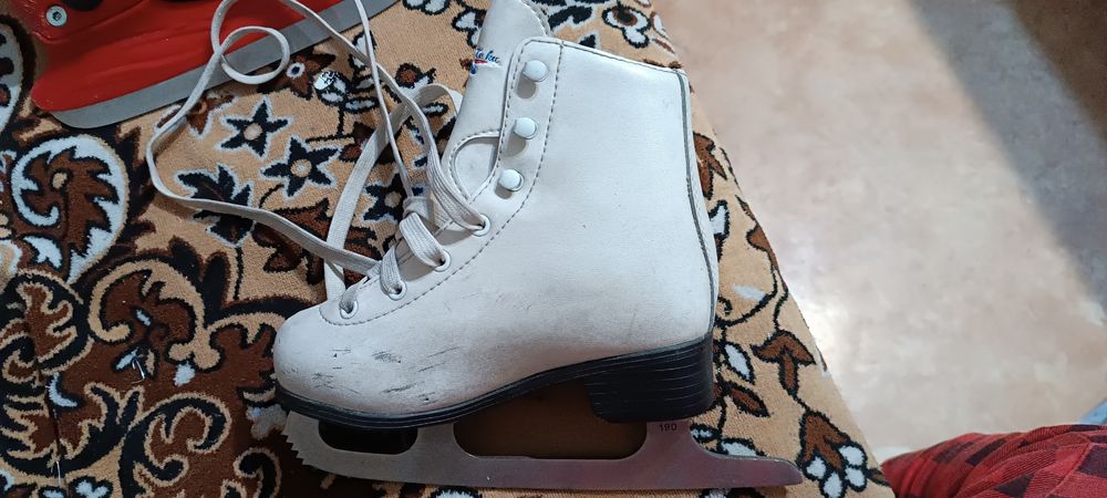 Дарю коньки детские
