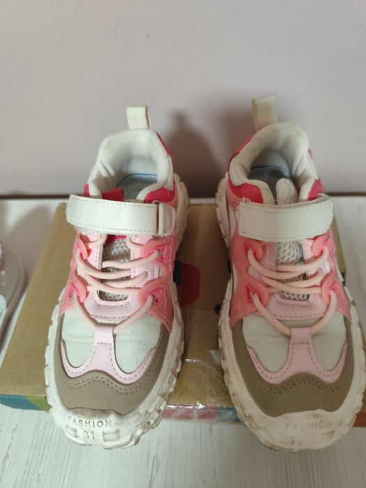 Продам кроссовки для девочки