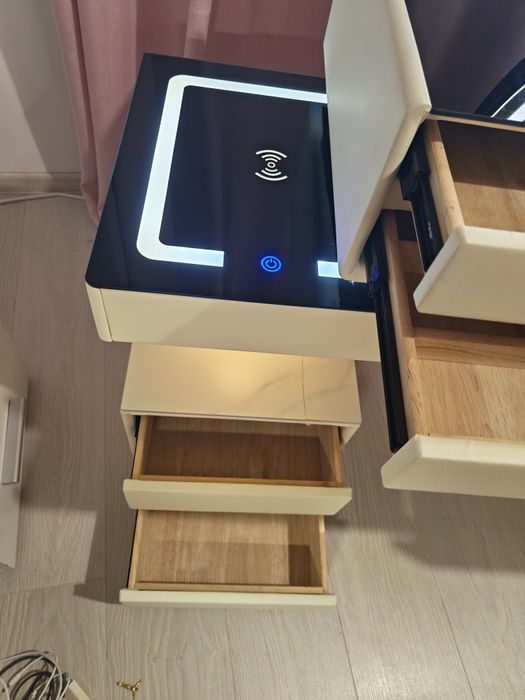 Vând masa de toaleta Beatrice