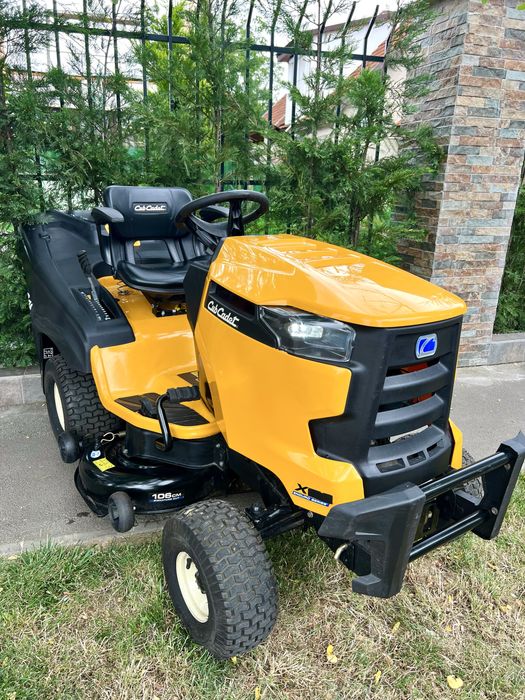 Tractoras de tuns iarba Cub Cadet Kawasaki V2 Motor Profesional Colect