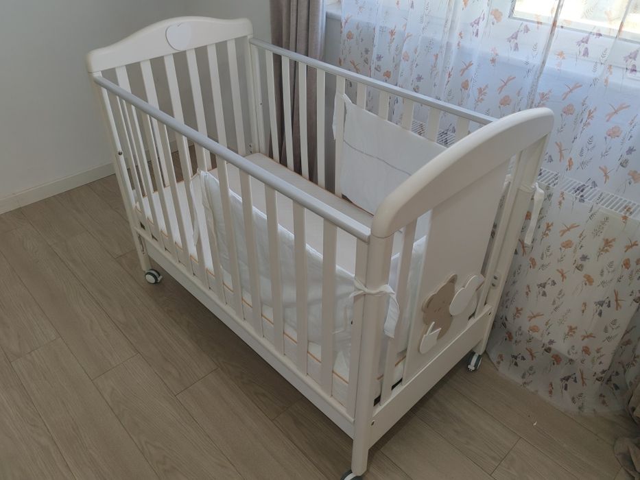 Set pătuț bebe lemn masiv + saltea+protecții–totul inclus,impecabil