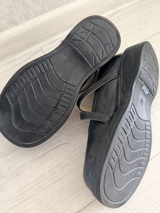 Продам школьные туфли