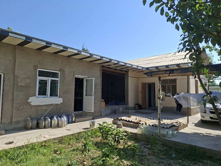 Учаска сотилади 6 сотик 4та хона топли пол килинган яхши жойда жойлаш