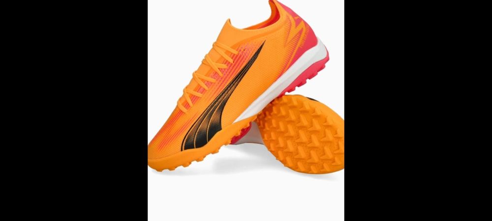 Adidași fotbal teren sintetic.