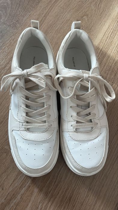 Кроссовки белые продам