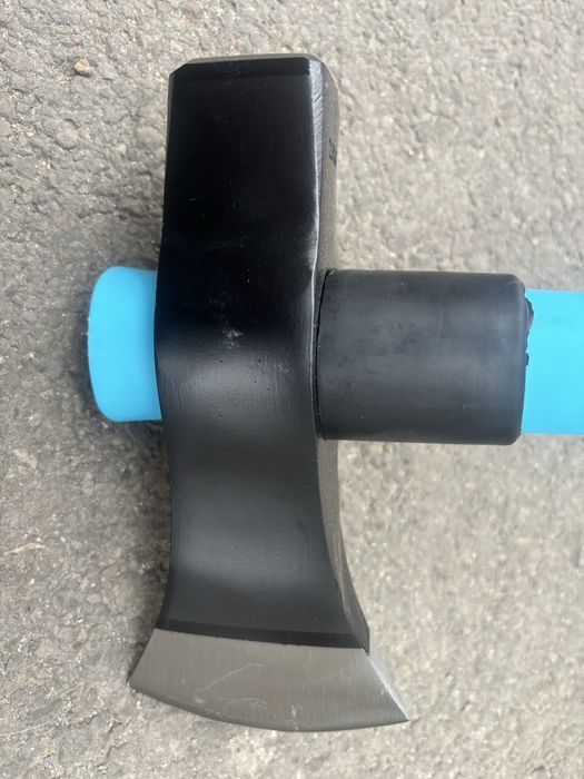 Topoare tip pană , pentru despicat 2,5 kg cu coadă fibră .