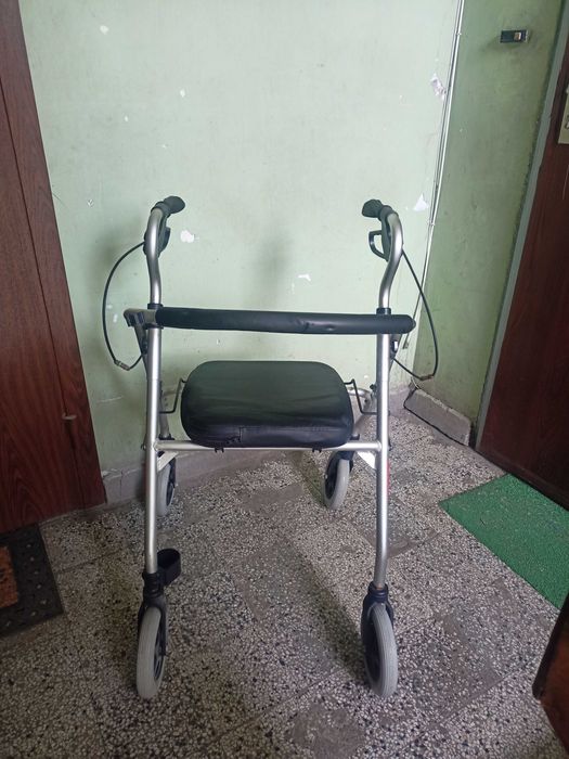Ролатор и Инвалиден тоалетен стол