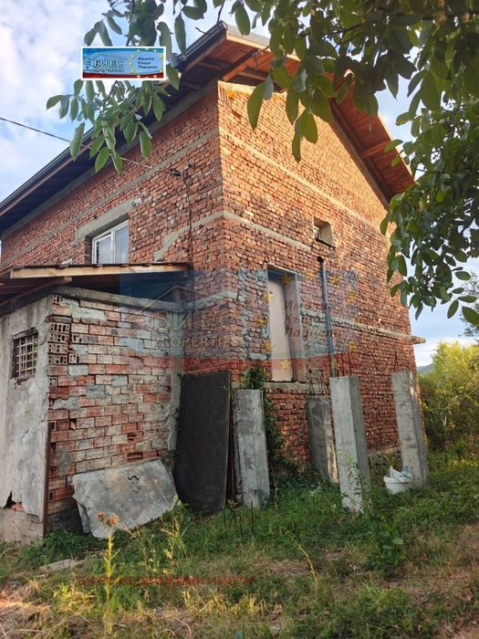 Къща в с. Лобош 157 м² и двор 990 м²