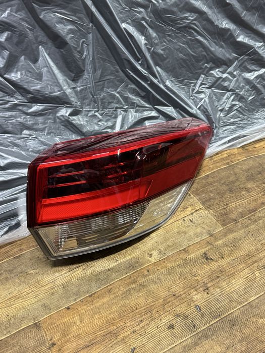 Фонарь Toyota Хайландер Оригинал