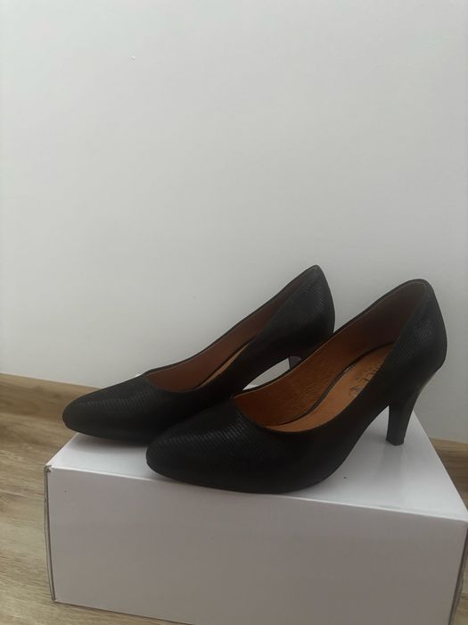 Черни обувки на ток!