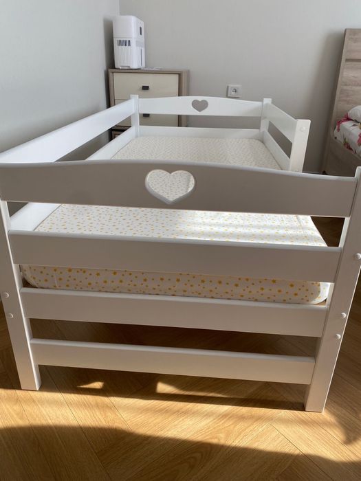 Продаю детскую кровать с матрасом