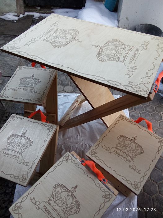 Складной стол и складные стулья