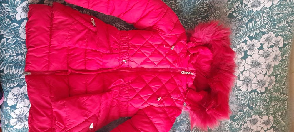 Продам куртку на девочку 5-6лет