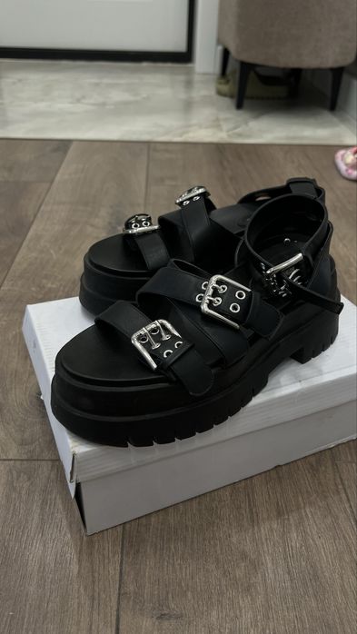 Продам босоножки