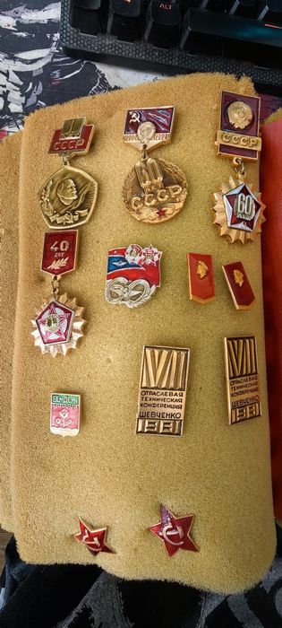 Продаются значки