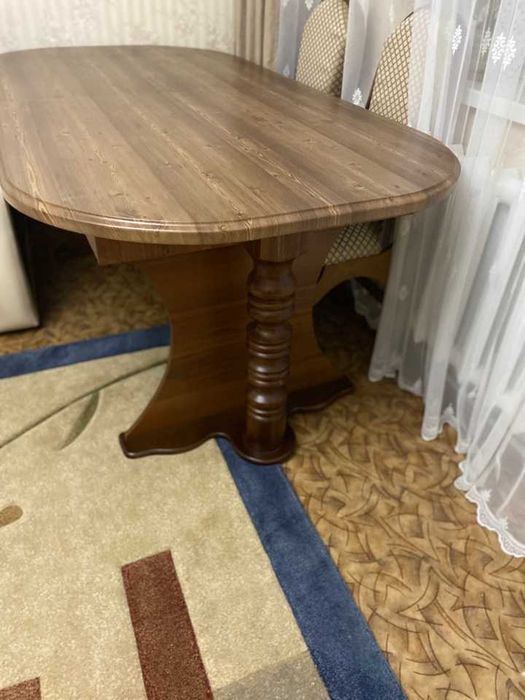 cтул из сосны в гостиную комнату