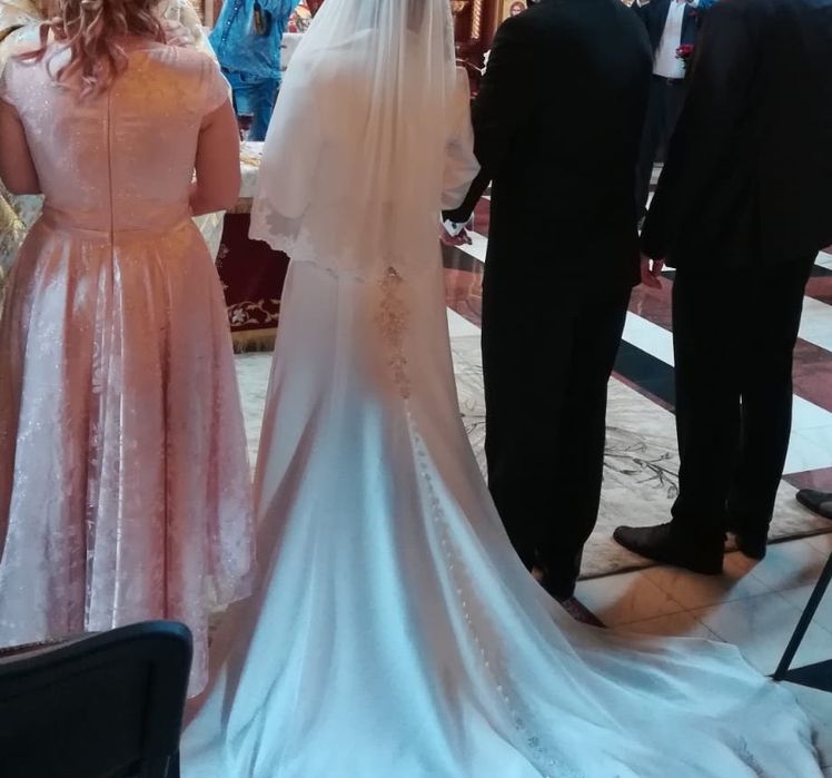 Rochie de mireasa diafana ( Demetrios).