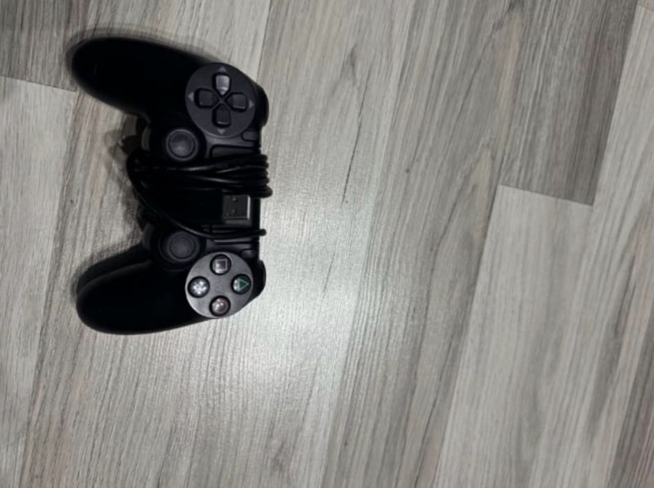 Ps4(slime) с три игри и с два контролера 300 лв