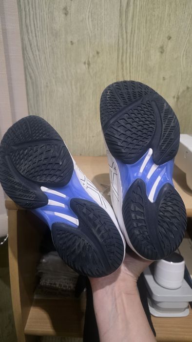 Продам кроссовки ASICS