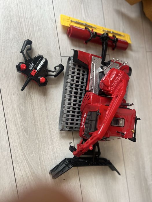 Pistenbully радиоуправляем снегорин