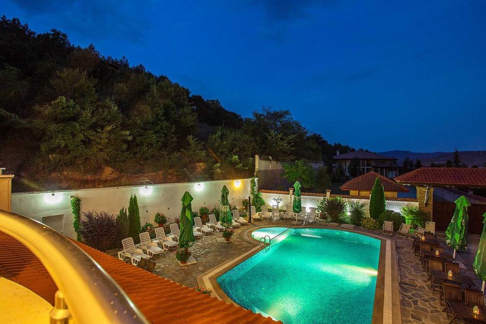 Дава се под наем Хотел в с. Главатарци, Област Кърджали - 1000 кв.м за 1299000 € - Снимка #5