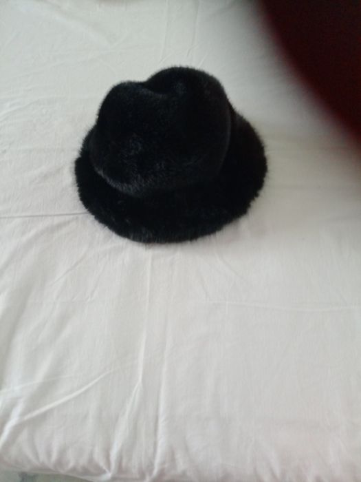 Кожена дамска шапка